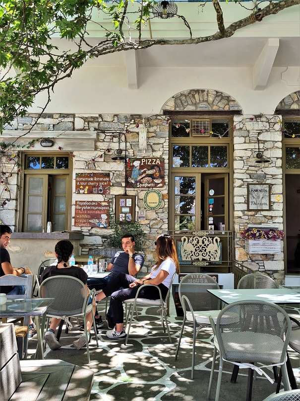 Platanos kafe u selu Filoti